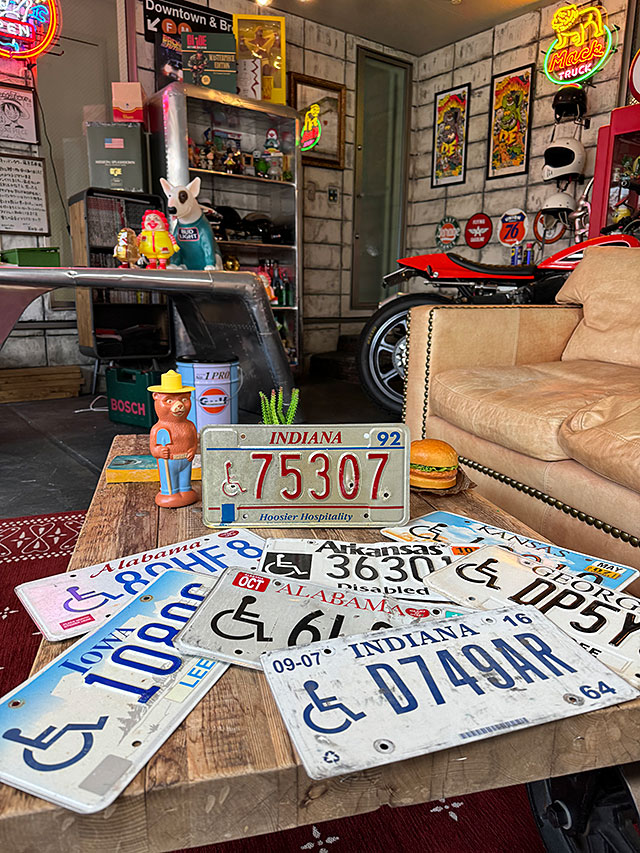 アメリカ　USEDナンバープレート　（ハンディキャップ）　ライセンスプレート ■ アメリカン雑貨 アメリカ雑貨 |  | 02