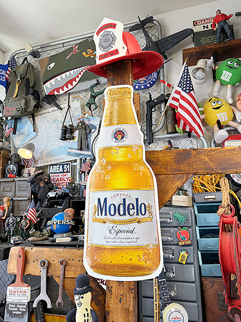 モデロ　モデロエスペシャル　ビアボトル型　エンボスティンサイン　ブリキ看板 ■ アメリカン雑貨 アメリカ雑貨 |  | 05