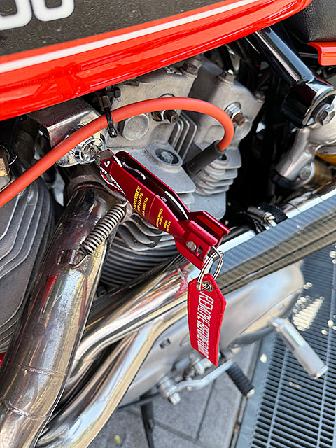 タックフォース　シャークボム　キーケース　（レッド/U.S.マリーン）　最大3本まで収納可能　栓抜き付き |  | 19