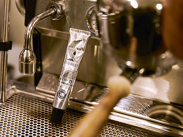EVEREST　淹れ立てのコーヒーの香りがするハンド＆ボディクリーム　人気店「STREAMER COFFEE COMPANY」の豆かすが原料 |  | 02