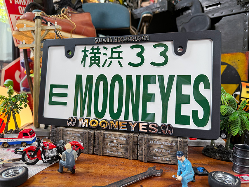 MOONEYES　ムーンアイズ　スキニー　3Dライセンスフレーム　クロームロゴ　（日本のナンプレ用サイズ）　単品　■ アメリカン雑貨 |  | 07