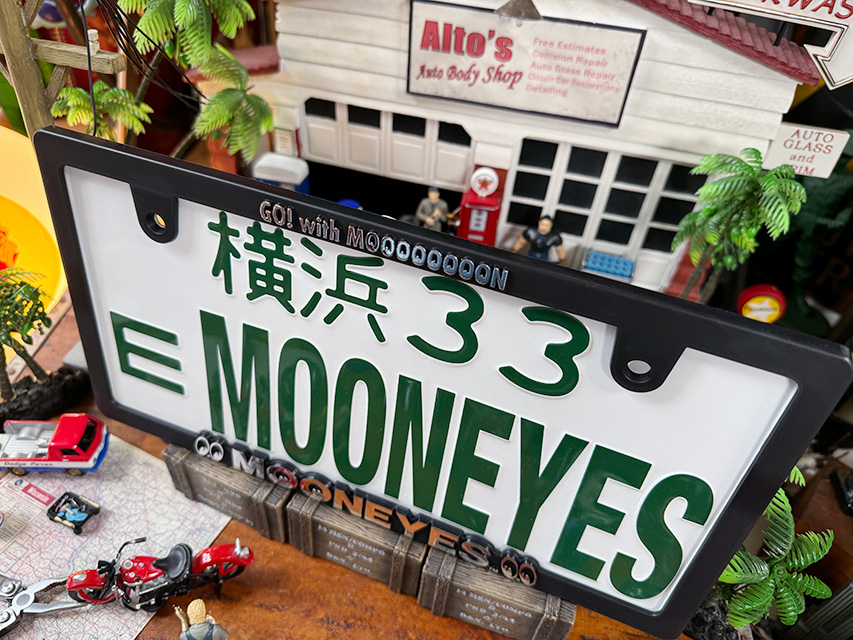 MOONEYES　ムーンアイズ　スキニー　3Dライセンスフレーム　クロームロゴ　（日本のナンプレ用サイズ）　単品　■ アメリカン雑貨 |  | 08