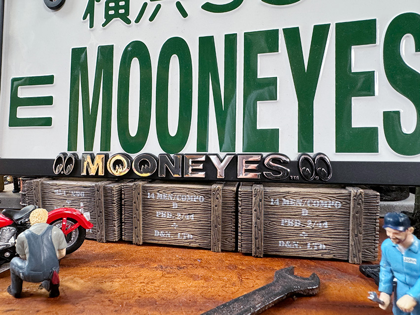 MOONEYES　ムーンアイズ　スキニー　3Dライセンスフレーム　クロームロゴ　（日本のナンプレ用サイズ）　単品　■ アメリカン雑貨 |  | 09