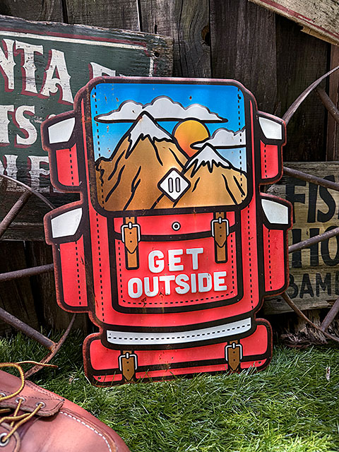 アウトドア　キャンプ　エンボスティンサイン　（バックパック）　ブリキ看板 ■ アメリカン雑貨 アメリカ雑貨 | 