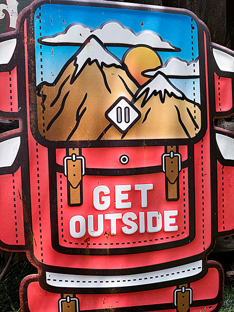 アウトドア　キャンプ　エンボスティンサイン　（バックパック）　ブリキ看板 ■ アメリカン雑貨 アメリカ雑貨 |  | 01