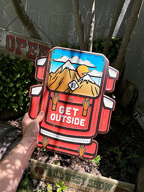 アウトドア　キャンプ　エンボスティンサイン　（バックパック）　ブリキ看板 ■ アメリカン雑貨 アメリカ雑貨 |  | 03