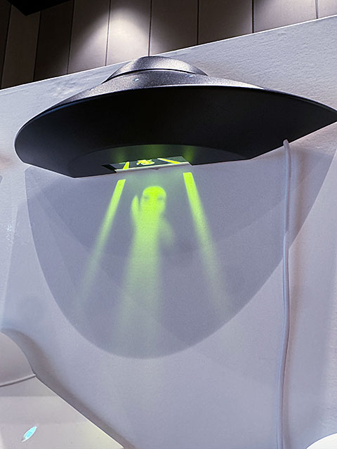 宇宙人が来襲！　UFO　ウォールライト　LED　（ブラック）　単品 ■ アメリカン雑貨 アメリカ雑貨 |  | 02