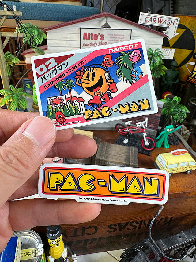 ナムコ　オフィシャル　ステッカー　パックマン　（ソフト＆タイトルロゴ）　初代ファミコン ■ アメリカン雑貨 アメリカ雑貨 | 