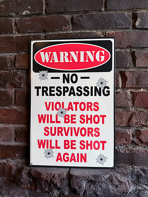 ジョーク看板　「立入禁止！　侵入者には容赦なく撃つぞ！」　ブリキ看板 ■ アメリカン雑貨 アメリカ雑貨 | 