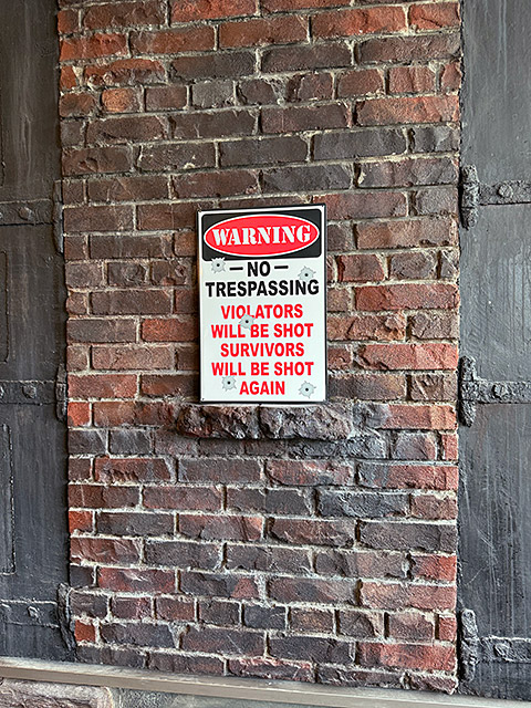ジョーク看板　「立入禁止！　侵入者には容赦なく撃つぞ！」　ブリキ看板 ■ アメリカン雑貨 アメリカ雑貨 |  | 01