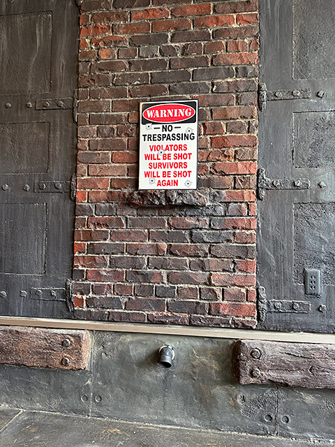 ジョーク看板　「立入禁止！　侵入者には容赦なく撃つぞ！」　ブリキ看板 ■ アメリカン雑貨 アメリカ雑貨 |  | 02