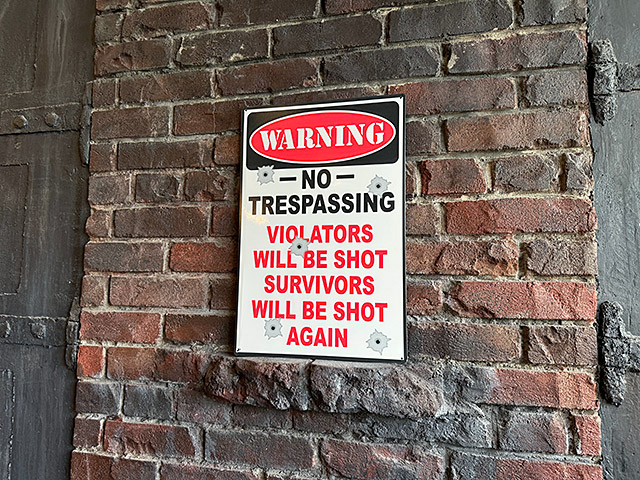 ジョーク看板　「立入禁止！　侵入者には容赦なく撃つぞ！」　ブリキ看板 ■ アメリカン雑貨 アメリカ雑貨 |  | 03