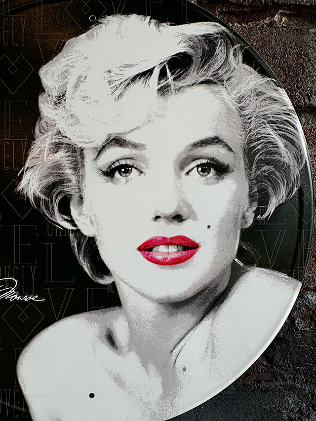 マリリン・モンロー　ラウンド型　ブリキ看板　（PERFECT RED LIPS） ■ アメリカン雑貨 アメリカ雑貨 |  | 01