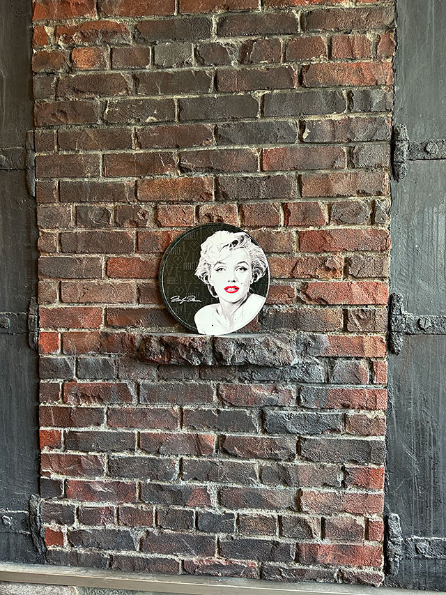 マリリン・モンロー　ラウンド型　ブリキ看板　（PERFECT RED LIPS） ■ アメリカン雑貨 アメリカ雑貨 |  | 03