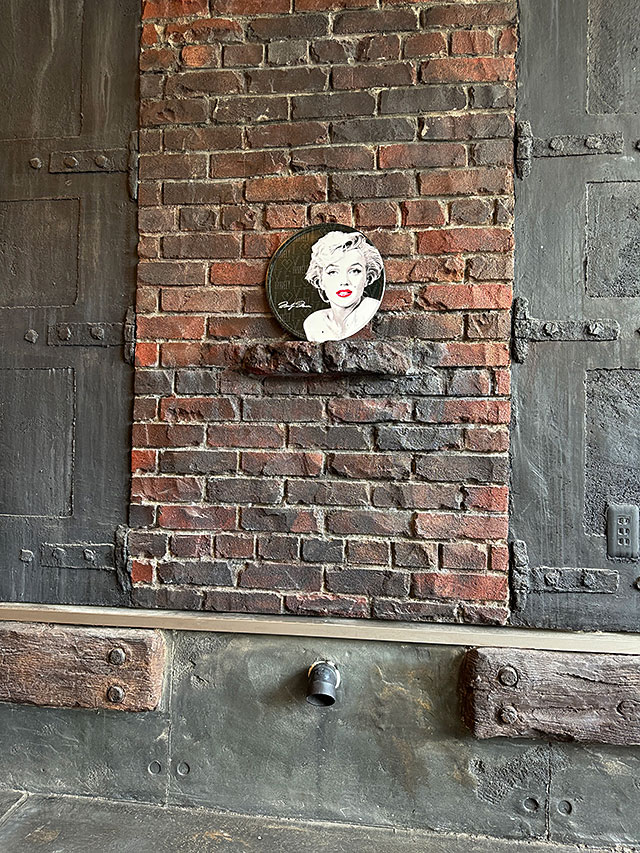 マリリン・モンロー　ラウンド型　ブリキ看板　（PERFECT RED LIPS） ■ アメリカン雑貨 アメリカ雑貨 |  | 04