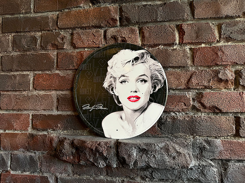 マリリン・モンロー　ラウンド型　ブリキ看板　（PERFECT RED LIPS） ■ アメリカン雑貨 アメリカ雑貨 |  | 05