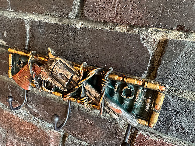 リボルバーガン　ウォールフックボード　3フック ■ アメリカン雑貨 アメリカ雑貨 |  | 01