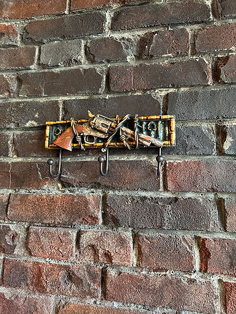 リボルバーガン　ウォールフックボード　3フック ■ アメリカン雑貨 アメリカ雑貨 |  | 07