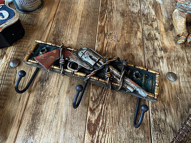 リボルバーガン　ウォールフックボード　3フック ■ アメリカン雑貨 アメリカ雑貨 |  | 09