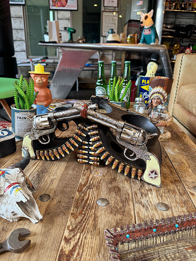 拳銃　オブジェ　アメリカン雑貨　ビンテージ　アンティーク　アメリカ ダブル リボルバーガン with バレット ワインホルダー （3本収納可能