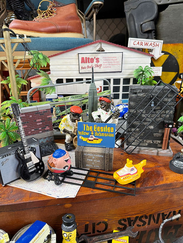 ビートルズ　イエローサブマリン　オフィシャル　ステッカー　（The Beatles Yellow Submarine） ■ アメリカン雑貨 アメリカ雑貨 |  | 01