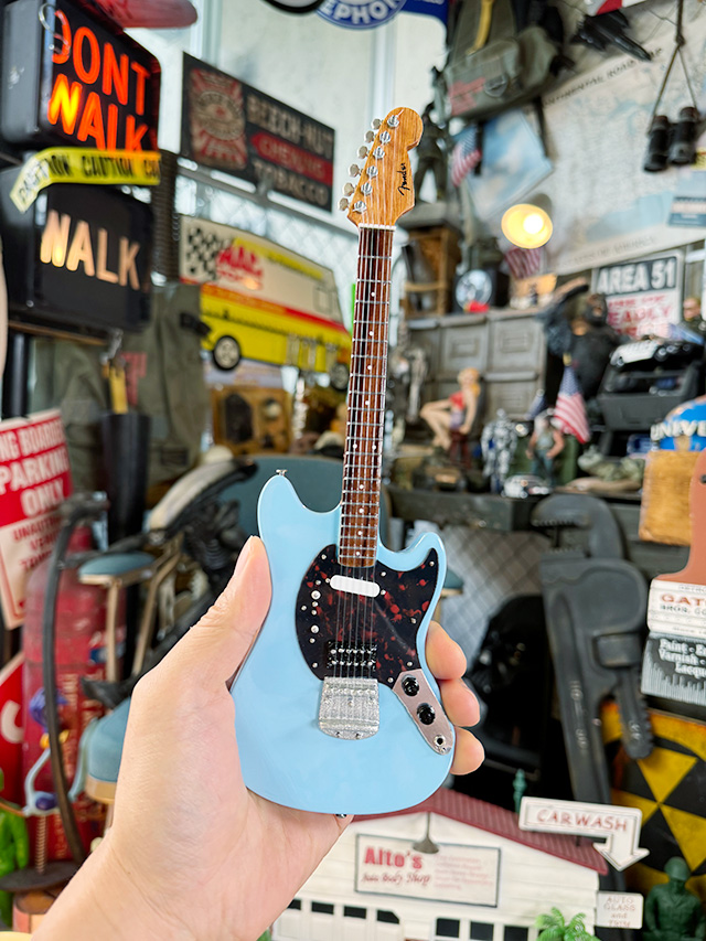 ニルヴァーナ　カート・コバーン　フェンダー　ムスタング　ソニックブルー　オフィシャル　ミニギター　レプリカ　1/4スケール |  | 01