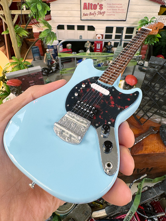 ニルヴァーナ　カート・コバーン　フェンダー　ムスタング　ソニックブルー　オフィシャル　ミニギター　レプリカ　1/4スケール |  | 02