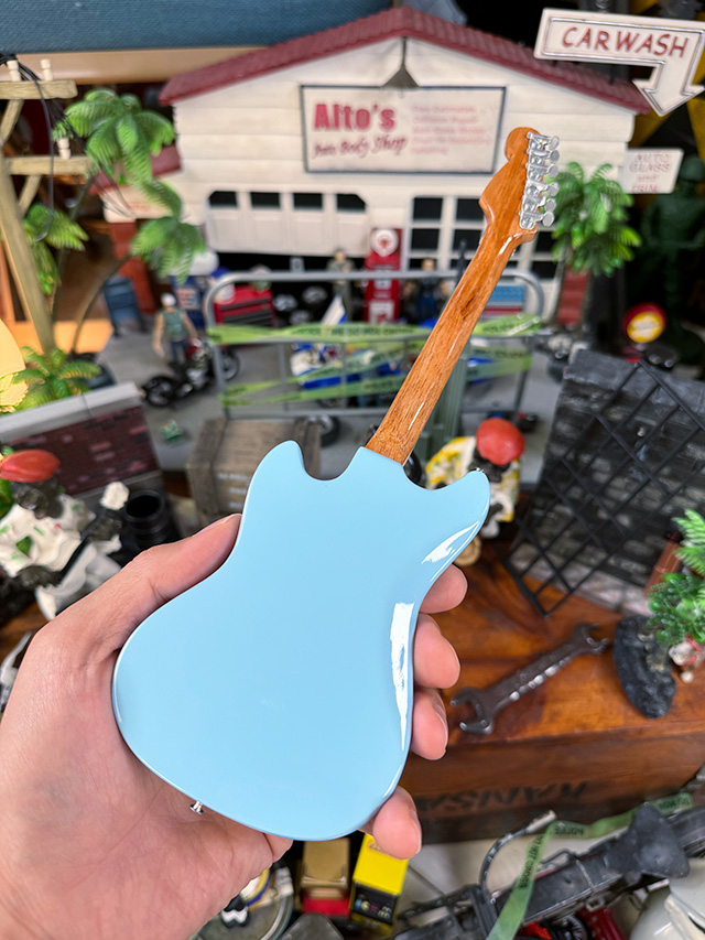 ニルヴァーナ　カート・コバーン　フェンダー　ムスタング　ソニックブルー　オフィシャル　ミニギター　レプリカ　1/4スケール |  | 04