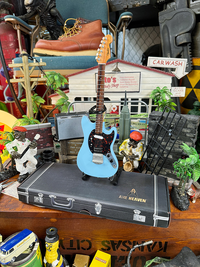 ニルヴァーナ　カート・コバーン　フェンダー　ムスタング　ソニックブルー　オフィシャル　ミニギター　レプリカ　1/4スケール |  | 06