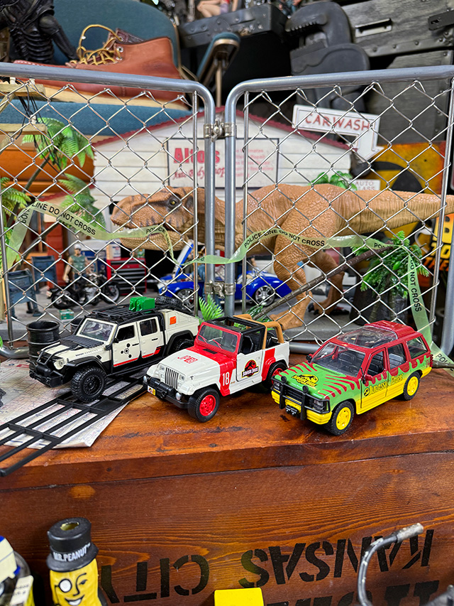 映画　ジュラシックワールド　ダイキャストミニカー　1/32スケール　（劇中車両3台セット）　ジュラシックパーク |  | 09