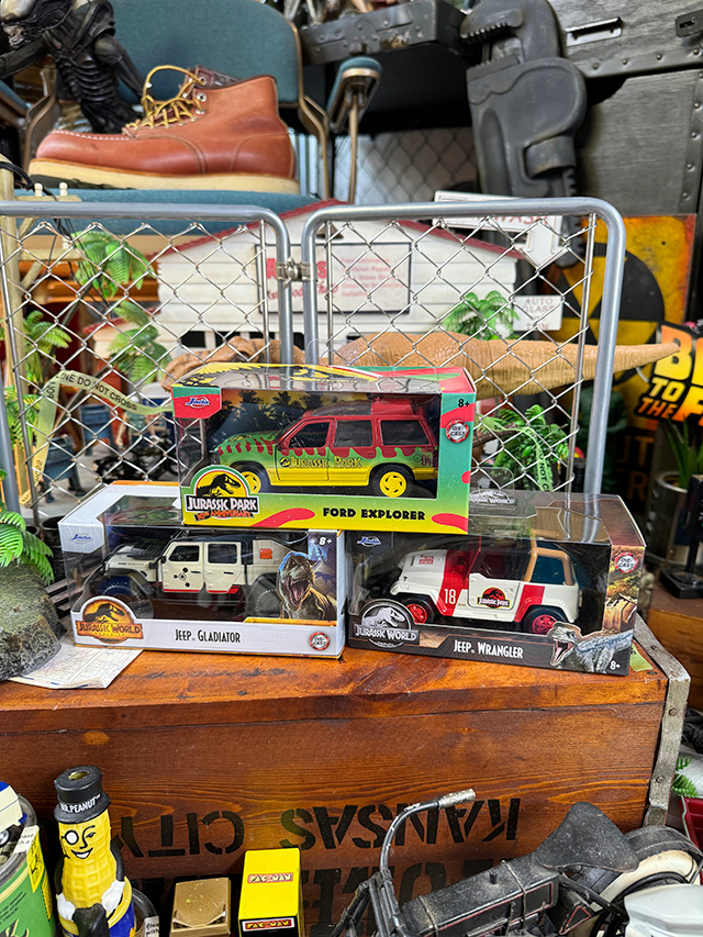 映画　ジュラシックワールド　ダイキャストミニカー　1/32スケール　（劇中車両3台セット）　ジュラシックパーク |  | 10