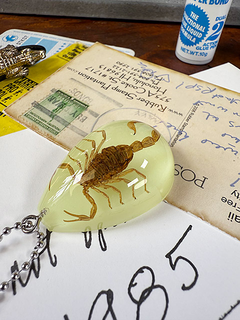 暗闇で光る! 蓄光 本物のサソリが入ってる スコーピオン ドロップ キーホルダー 標本 アメリカ 幸運 縁起物 魔除け 関連画像5