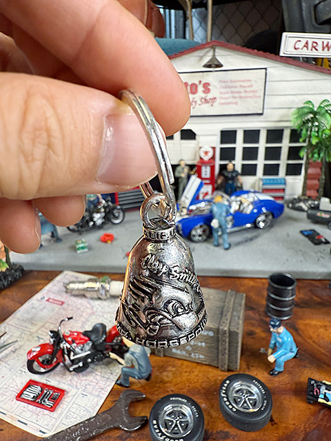 アメリカのバイカーのお守り　クレイスミス　ガーディアンベル　（Wロゴ/シルバー） ■ アメリカン雑貨 アメリカ雑貨 |  | 04