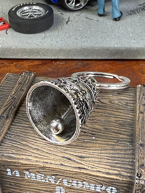 アメリカのバイカーのお守り　クレイスミス　ガーディアンベル　（チェッカーロゴ＆No.1/シルバー） ■ アメリカン雑貨 アメリカ雑貨 |  | 02