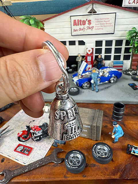 アメリカのバイカーのお守り　クレイスミス　ガーディアンベル　（チェッカーロゴ＆No.1/シルバー） ■ アメリカン雑貨 アメリカ雑貨 |  | 04