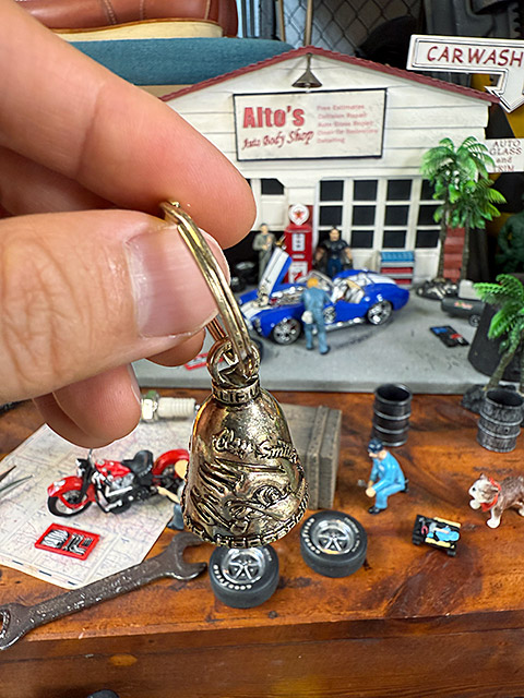 アメリカのバイカーのお守り　クレイスミス　ガーディアンベル　（Wロゴ/ゴールド） ■ アメリカン雑貨 アメリカ雑貨 |  | 04