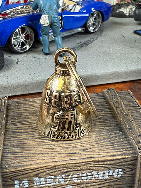 アメリカのバイカーのお守り　クレイスミス　ガーディアンベル　（チェッカーロゴ＆No.1/ゴールド） ■ アメリカン雑貨 アメリカ雑貨 |  | 01