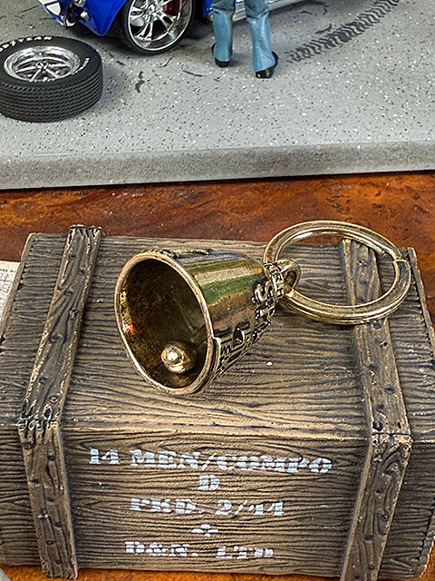 アメリカのバイカーのお守り　クレイスミス　ガーディアンベル　（チェッカーロゴ＆No.1/ゴールド） ■ アメリカン雑貨 アメリカ雑貨 |  | 02