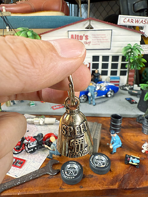 アメリカのバイカーのお守り　クレイスミス　ガーディアンベル　（チェッカーロゴ＆No.1/ゴールド） ■ アメリカン雑貨 アメリカ雑貨 |  | 04