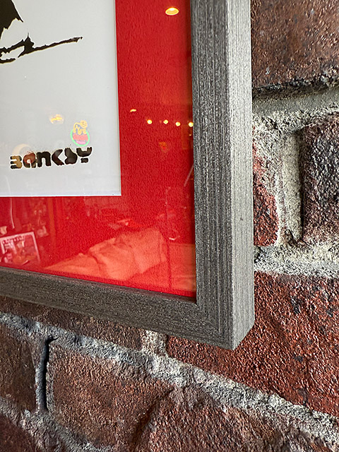 リミテッドエディション　限定モデル　バンクシー　アートフレーム　（Love is in the Air/愛は空中に）　花束を投げる男　木製額付き |  | 02