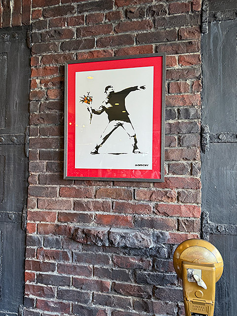 リミテッドエディション　限定モデル　バンクシー　アートフレーム　（Love is in the Air/愛は空中に）　花束を投げる男　木製額付き |  | 03