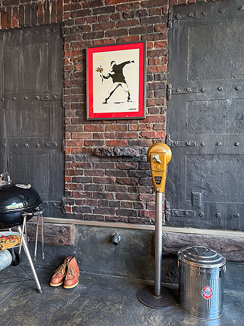 リミテッドエディション　限定モデル　バンクシー　アートフレーム　（Love is in the Air/愛は空中に）　花束を投げる男　木製額付き |  | 04