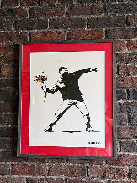 リミテッドエディション　限定モデル　バンクシー　アートフレーム　（Love is in the Air/愛は空中に）　花束を投げる男　木製額付き |  | 05