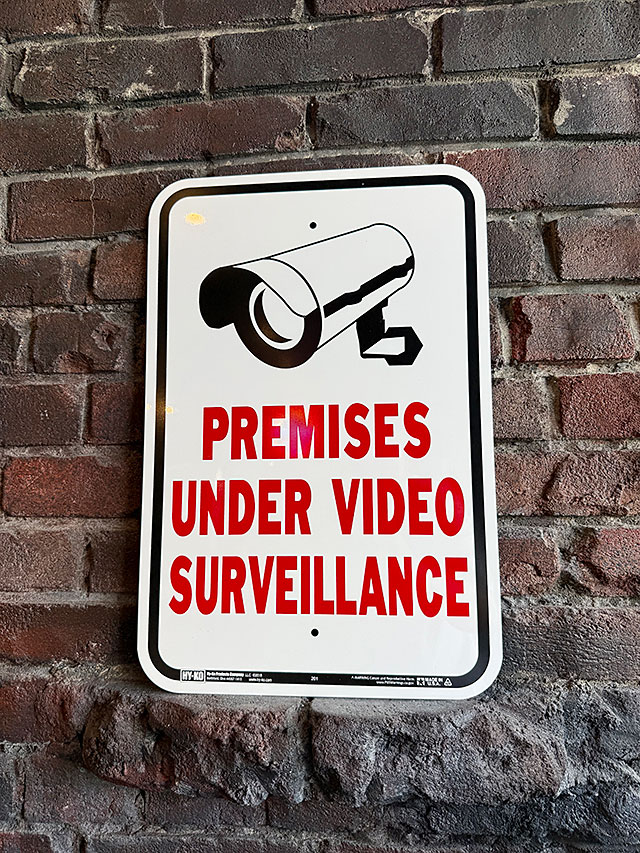 「敷地内　監視カメラ作動中」　セキュリティサイン　ヘビーデューティ　アルミサインプレート　12インチ×18インチ　MADE IN U.S.A. | 