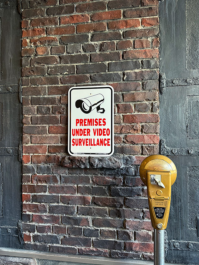 「敷地内　監視カメラ作動中」　セキュリティサイン　ヘビーデューティ　アルミサインプレート　12インチ×18インチ　MADE IN U.S.A. |  | 01