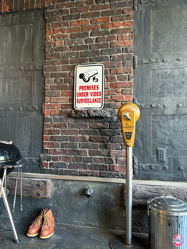 「敷地内　監視カメラ作動中」　セキュリティサイン　ヘビーデューティ　アルミサインプレート　12インチ×18インチ　MADE IN U.S.A. |  | 02