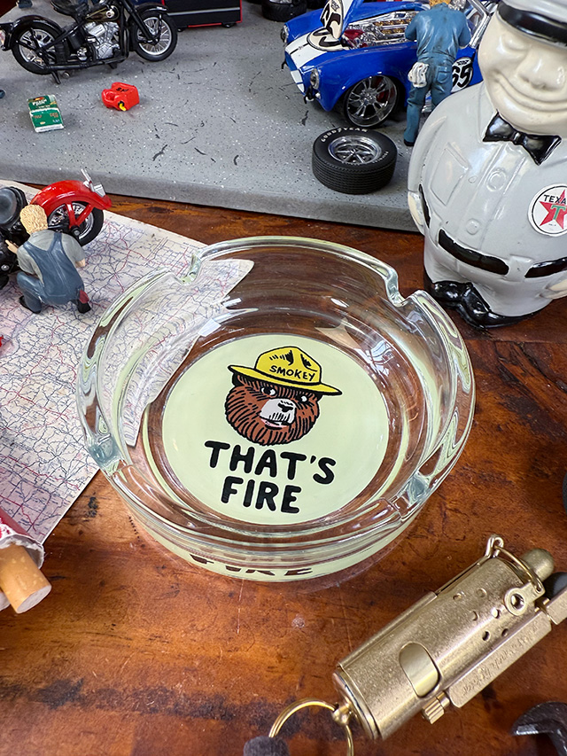 アドバタイジング　ガラスアッシュトレイ　灰皿　（スモーキーベアー） ■ アメリカン雑貨 アメリカ雑貨 | 