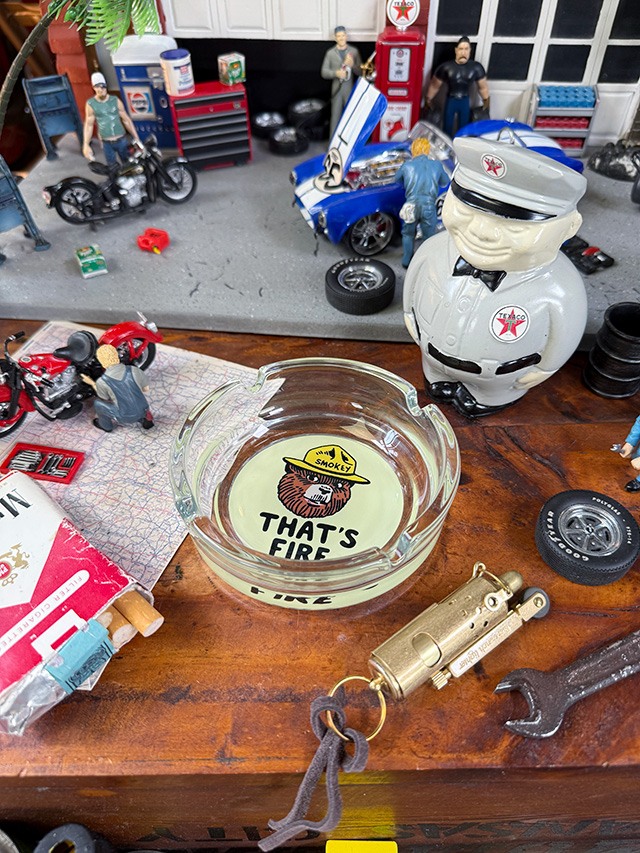 アドバタイジング　ガラスアッシュトレイ　灰皿　（スモーキーベアー） ■ アメリカン雑貨 アメリカ雑貨 |  | 03