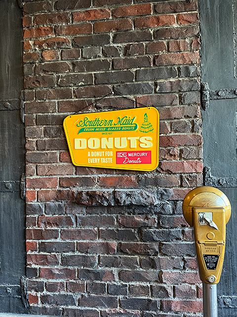マーキュリー　エンボス　ティンサイン　（ドーナツ/イエロー）　ブリキ看板 ■ アメリカン雑貨 アメリカ雑貨 | MERCURY | 02