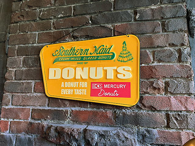 マーキュリー　エンボス　ティンサイン　（ドーナツ/イエロー）　ブリキ看板 ■ アメリカン雑貨 アメリカ雑貨 | MERCURY | 03